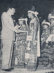 Sukarno greeting dancers in Waingapu, Ambon