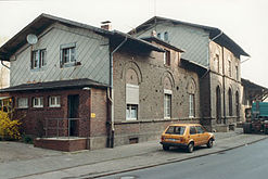 Mittlerweile abgerissenes Empfangsgebäude im November 2004