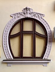 Horseshoe arches, present in both windows and doors, inspired by moon gates (a traditional architectural element in Chinese gardens) – Window of Strada Jules Michelet no. 21 in Bucharest, unknown architect (c. 1900)