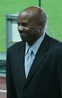 Der Bronzemedaillengewinner Mike Powell (Aufnahme: 2007) war zweifacher Weltmeister (1991/1993), zweifacher Olympiazweiter (1988/1992) und Inhaber des Weltrekords