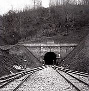 der Tunnel und Bahnstation Komar…