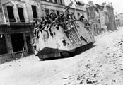 A7V der Sturmpanzer-Kraftwagen-Abteilung 1 während der Frühjahrsoffensive „Michael“ in Roye (Frankreich), Frühjahr 1918. Die kurz zuvor auf die Flanken gemalten runden Markierungen sind deutlich sichtbar