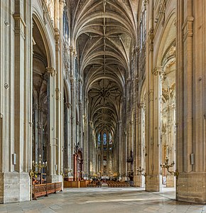 The interior of Saint-Eustance was a mixture of Gothic and Renaissance details. (1532–1640)
