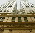 Das 38 Stockwerke hohe Equitable Building von 1915 beschattete derart große Flächen der Stadt, dass es zum Anlass wurde, Bauvorschriften für Hochhäuser in New York einzuführen.