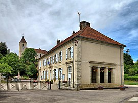 The town hall and church in Montarlot-lès-Rioz