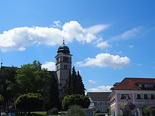 Pfarrkirche hl. Benedikt und Marktgemeindeamt im Zentrum