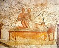 Zwei Männer und eine Frau beim Geschlechtsakt; Pompejanische Wandmalerei, Vorstadt-Thermen, Südwand des Auskleideraums, um 79 v. Chr.