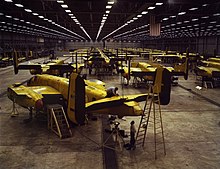 Werkhalle mit gelb beschichteten Flugzeugrümpfen