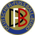 Abgebildet ist das Logo des Deutschen Fußball-Bundes von 1900 bis 1945. Es stellt einen Freis dar, der in blau und gold gehalten ist. Am äußeren Rand wird der Schriftzug DEUTSCHER-FUSSBALL-BUND im Kreis geführt. In der Mitte befindet sich die Abkürzung „DFB“: Jeder Buchstabe in einer anderen Farbe, weiß schwarz und rot.