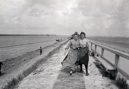 Girls strolling on East wharf, 1904 Photothèque de Cambrai