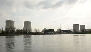 Gesamtansicht der Anlage vom linken Rheinufer vor dem Abriss der Kühltürme des Blocks A