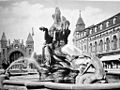 Stuhlmannbrunnen am alten Platz 1912, im Hintergrund Bahnhof Altona und Hotel Kaiserhof