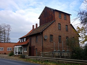Lauenthaler Mühle von Osten mit Resten der Wehranlage (2019)
