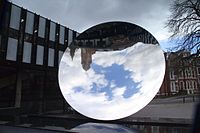 The Sky Mirror (dt. Himmelsspiegel) von Anish Kapoor vor dem Nottingham Playhousein Nottingham, England