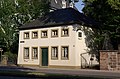 Sogenanntes Altes Zollhaus; ehemaliges Pförtnerhaus des Katharinentors; eineinhalbgeschossiger klassizistischer Walmdachbau, 1815