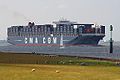 CMA CGM Christophe Colomb (13.880 TEU, Konstruktionstiefgang 15,5 m und damit seinerzeit größtes auf der Elbe verkehrendes Containerschiff) beim Glameyer-Stack am 13. Juli 2010 mit 13,3 m Tiefgang in Frischwasser tideabhängig einlaufend