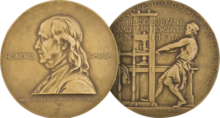 Medaille des Pulitzer-Preises: Auf der Vorderseite ein männliches Gesicht mit langen Haaren im Profil, auf der Rückseite ein Mann, der eine Druckerpresse bedient.