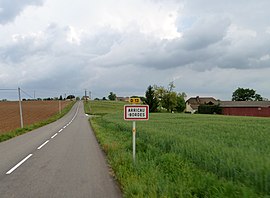 The road into Arricau-Bordes