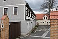 Pfarrhof mit Pfarrhaus (Nr. 9) und Seitengebäude (Wohnstallhaus, Nr. 11) sowie Bergkeller, Einfriedungsmauer und Toreinfahrt