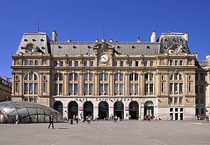Westlicher Teil des Empfangsgebäudes mit Eingang zur Métrolinie 14 am Cour de Rome (2012)