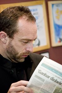 Jimmy Wales reading a newspaper