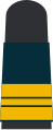 Dunkelblaues Grund­gewebe mit gold­gel­ben Emblemen für Marineuniformträger (hier: Kapitänleut­nant, Bordparka)