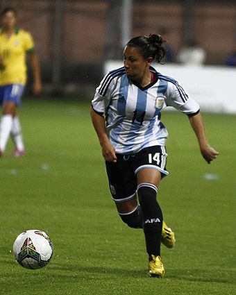 Mercedes Pereyra playing against Brazil at the 2014 Copa América Femenina.