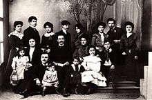 Photograph of Pontic Greek men, women, and children in Western clothes.