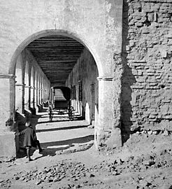 A view of the same colonnade as at left, c. 1900