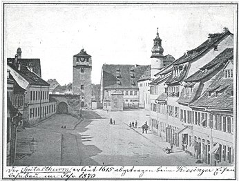Steinweg mit (von links): Tor zum Friedhof, Innerem Spitalturm und Spitalkirche[6]