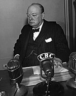 Winston Churchill bei einer Radioübertragung während der Konferenz von Quebec 1943