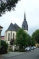 Katholische Kirche mit künstlerischer Ausstattung, Kirchhof und Einfriedung