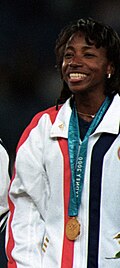 Jearl Miles (hier während der Siegerehrung bei den Spielen 2000, als sie Gold mit der US-Staffel gewann) belegte Rang fünf