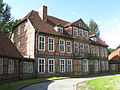 ehem. Jagdschloss Friedrichsthal mit seitlichen Bohlenbinderbauten, zwei Nebengebäuden und Park