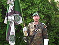 Hauptfeldwebel mit Nach­bildung der Truppen­fahne der Rhein­ischen Jäger (Rhein­isches Jäger-Bataillon Nr. 8) HSchBtl 56