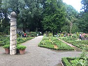 Die „Geschichtssäule“ im Kräutergarten