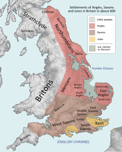 Mapa da Inglaterra, Gales e Escócia meridional. Os bretões estão representados no Sudoeste e no Noroeste da Inglaterra. No Nordeste estão os nortumbrianos, com os bernicianos ao norte dos deirianos. Os mercianos estão no centro, com os gainas, lindisfaras e anglos médios no Leste. Uma variedade de tribos menores está representada no Sul.