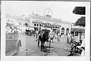 Traffic in the street in front of the Hotel de Boer in 1936