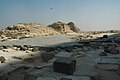 Reste des Basaltpflasters des Totentempels, dahinter die Königinnen-Pyramiden