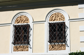 Fenster mit Reliefen