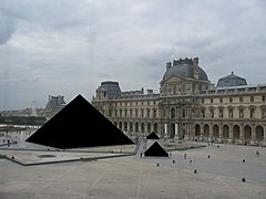… denn auch Architekturkunst außerhalb von D-A-CH wäre betroffen, daher: Louvre ja, aber keine Pyramide