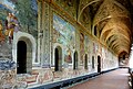 Mit Fresken ausgeschmückter Gang des Klosters