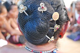 Haarnadeln bei einer Tänzerin in Viqueque
