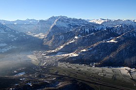 Glarus Nord, Luftaufnahme in Richtung Süden; unten im Bild der Linthkanal