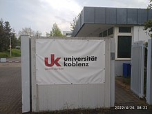 Bereits kurz vor dem Start des Sommersemesters 2022 wurde am Eingang des Campus Koblenz der (noch bestehenden) Universität Koblenz-Landau ein Banner mit dem neuen Logo der ab 1. Januar 2023 bestehenden, eigenständigen Universität Koblenz aufgehängt.