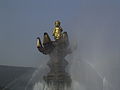 Die Drachenwächter des Brunnen waschen den kleinen Buddha.