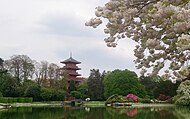 Japanischer Turm im Park