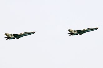 Zwei Kampfjets mit nigerianischer Flugzeugkokarde im Formationsflug