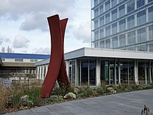 Die Fotografie zeigt die Skulptur ohne Titel (Jin, Mensch) des Künstlers Ernst Hesse vor einem Gebäude in Duisburg.