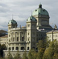 Das Bundeshaus in Bern mit einer größtenteils aus Berner Sandstein geschaffenen Fassade